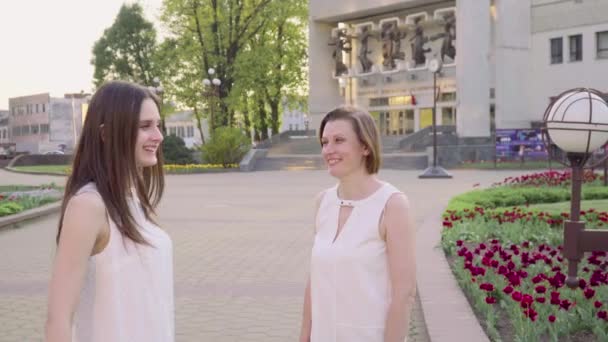 Mutter und erwachsene Tochter lachen und plaudern an einem sonnigen Tag im Park — Stockvideo