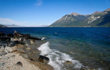 Yazın Huechulafquen Gölü. Junin de los Andes yakınlarında, Neuquen, Arjantin.
