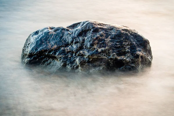 Kamień Stojący Nieruchomo Ruchomej Wodzie Jezioro Traful Villa Traful Neuquen — Zdjęcie stockowe