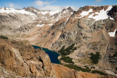 Lindo Dağı Zirvesi ve Gölü, El Bolson, Rio Negro, Arjantin. 
