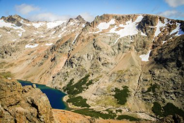Lindo Dağı Zirvesi ve Gölü, El Bolson, Rio Negro, Arjantin. 