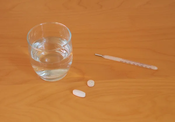 Nachtkastje Houten Tafel Met Een Glas Water Pillen Een Kwikthermometer — Stockfoto