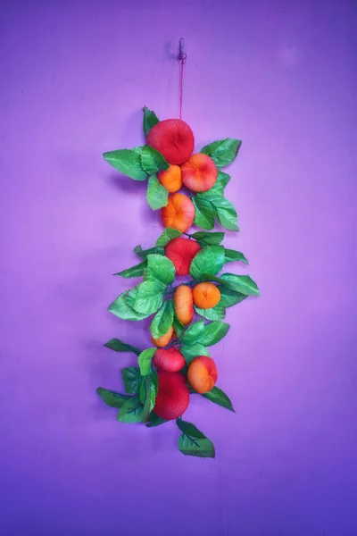 Eine Schöne Handgefertigte Künstliche Grüne Blätter Und Rote Früchte — Stockfoto