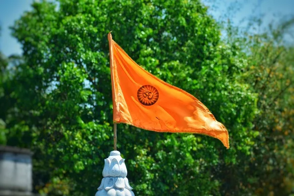 Drapeau Orange Contenant Symbole Religieux Centre Agite Sommet Temple Arrière — Photo