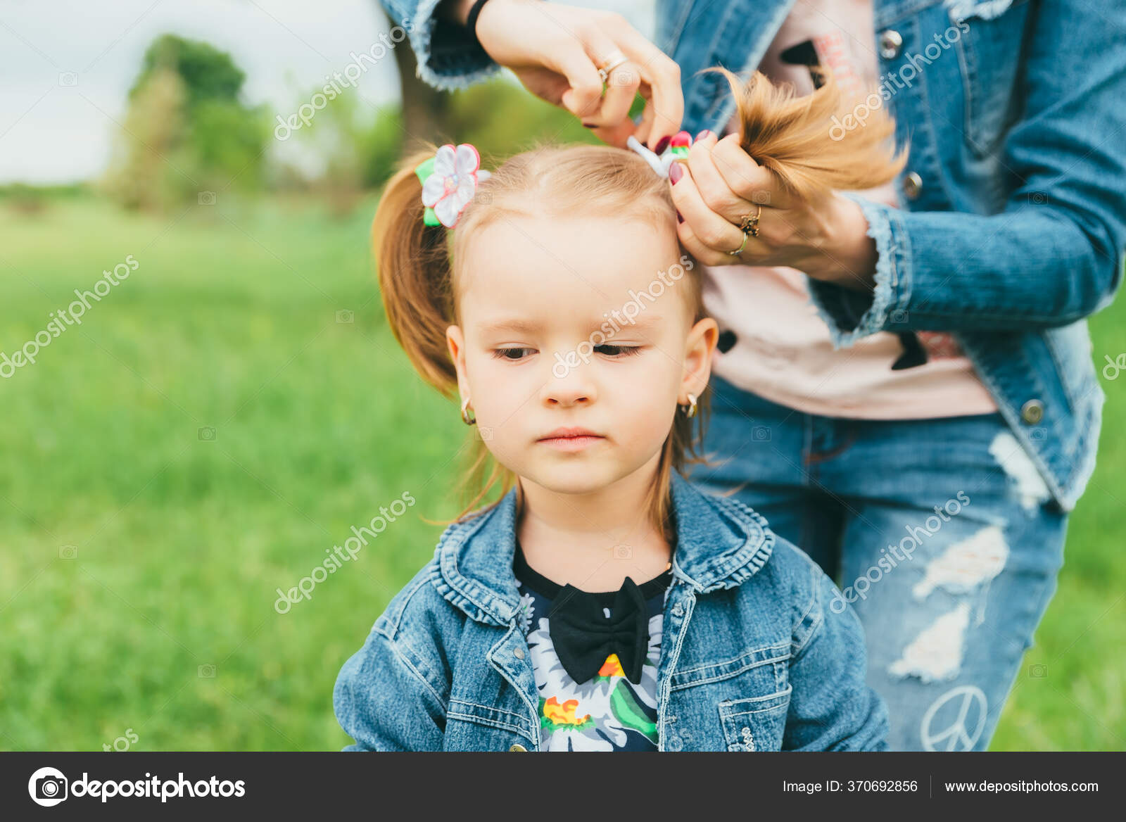 Mom and daughter, mom ties up daughters hair — Stock Photo © Moroz