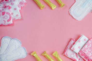  Pembe arka plan ve kadınsı malzemelere sahip çerçeve