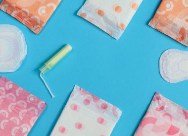 Mavi arka plan. Kadın pedi ve tamponu.