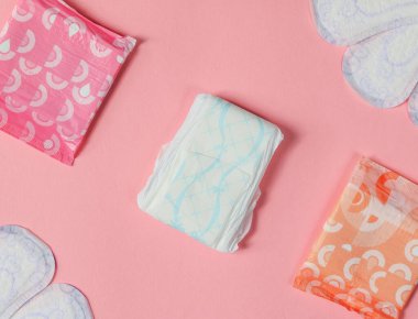 Pembe arka planda kadın pedleri