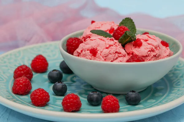 Himbeereis Auf Blauem Teller Mit Frischen Beeren — Stockfoto