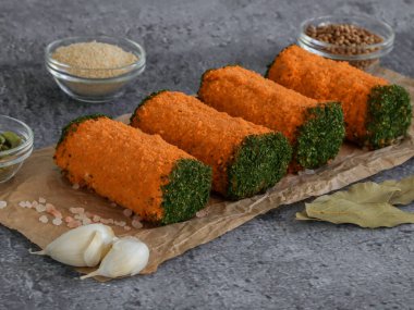 Taştan bir arka planda et ruloları