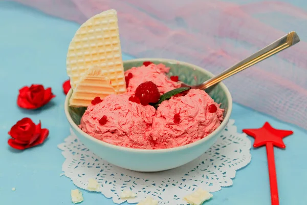 Himbeereis Mit Waffel Teller Auf Blauem Hintergrund — Stockfoto