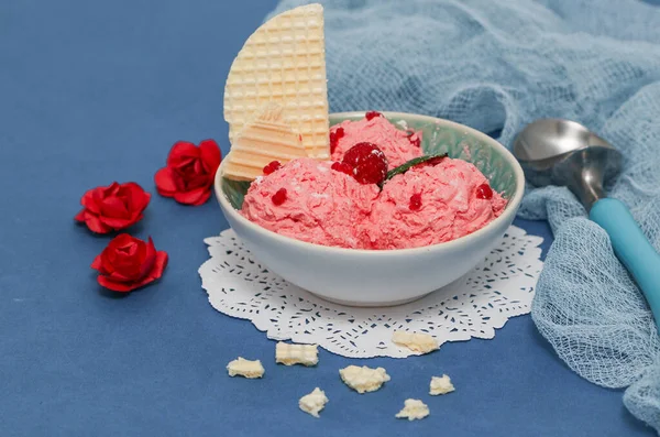 Helado Con Frambuesas —  Fotos de Stock