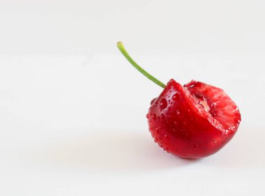 Beyaz arka planda kırmızı kirazlar