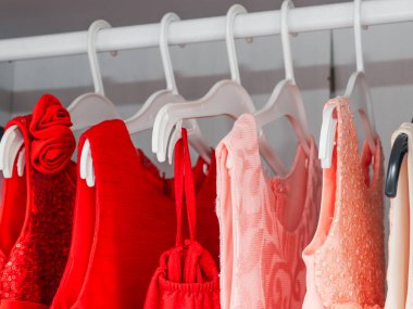 Askıda çocuk elbiseleri