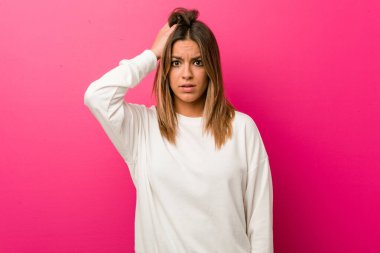 Genç otantik karizmatik gerçek insanlar kadın bir duvara karşı şok oluyor, o önemli toplantı hatırladı.