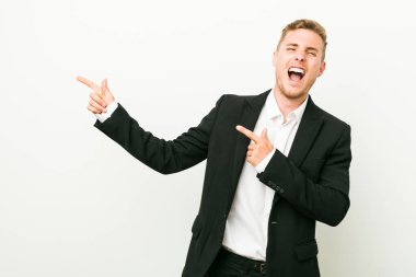 Kafkasyalı genç işadamı işaret parmağıyla fotokopi alanını işaret ederek heyecan ve arzusunu ifade ediyor..