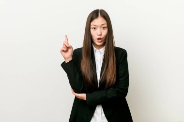 Genç ve güzel Çinli iş kadınının harika bir fikri var, yaratıcılık kavramı..