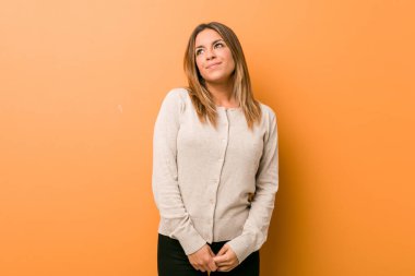 Genç otantik karizmatik gerçek insanlar kadın bir duvara karşı hedefleri ve amaçları ulaşma hayal