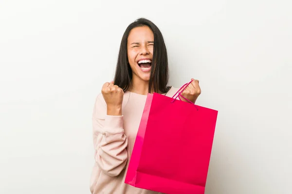 Ung Latinamerikansk Kvinna Håller Shoppingpåse Jublande Bekymmerslös Och Upphetsad Segerkoncept — Stockfoto