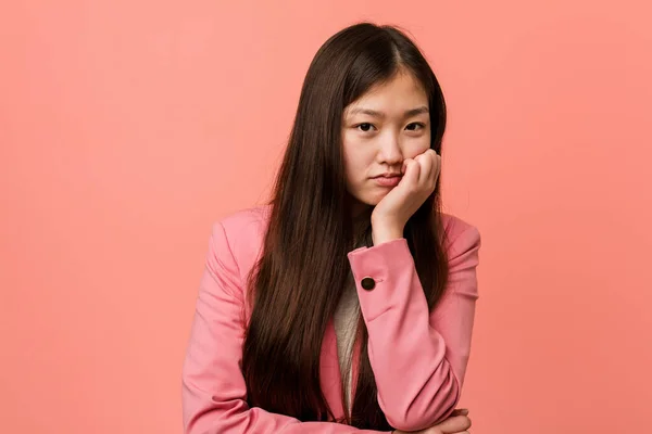 Pembe Takım Elbiseli Genç Çinli Kadın Sıkılmış Yorgun Dinlenmeye Ihtiyacı — Stok fotoğraf