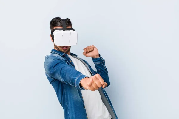 Jovem Sul Asiático Homem Jogando Com Virtual Realidade Óculos — Fotografia de Stock