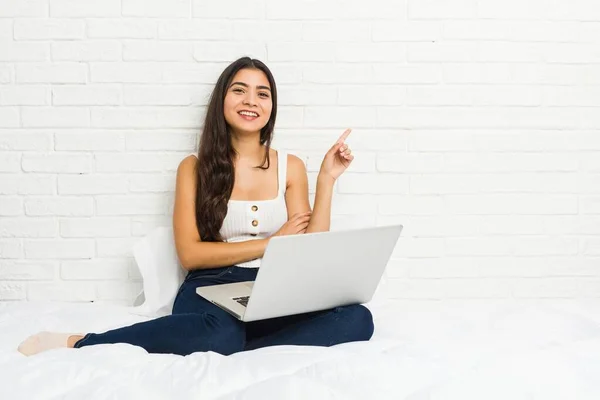 Young Arab Woman Working Her Laptop Bed Smiling Cheerfully Pointing — ストック写真