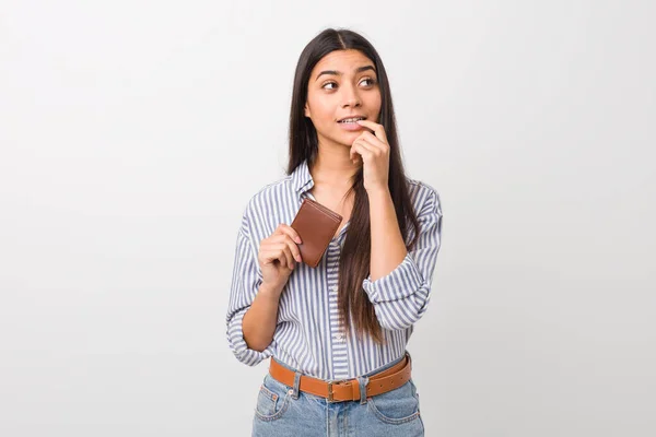 Young Arab Woman Holding Wallet Relaxed Thinking Something Looking Copy — ストック写真
