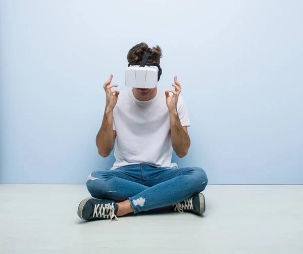 Adolescente Caucásico Hombre Usando Virtual Realidad Gafas Sentado Suelo —  Fotos de Stock