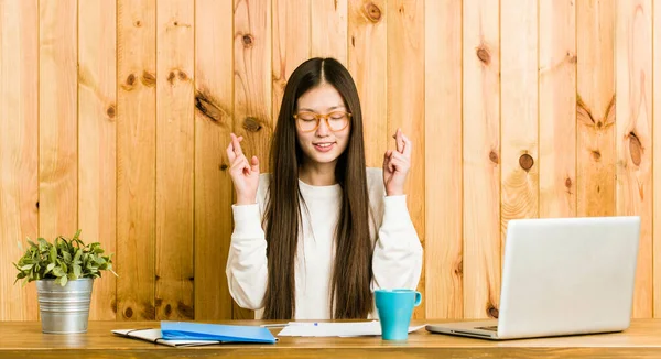 Jovem Chinesa Estudando Sua Mesa Cruzando Dedos Para Ter Sorte — Fotografia de Stock