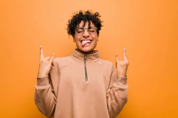 Joven Mujer Afroamericana Mixta Sobre Fondo Marrón Mostrando Gesto Roca — Foto de Stock