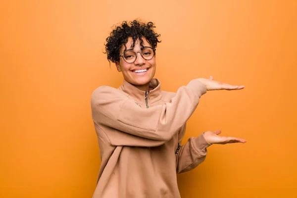 Jovem Mulher Americana Africana Mista Contra Fundo Marrom Chocado Espantado — Fotografia de Stock