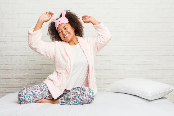 Молодая Африканская Американка Постели Пижаме Празднует Особый День Прыгает Поднимает — стоковое фото