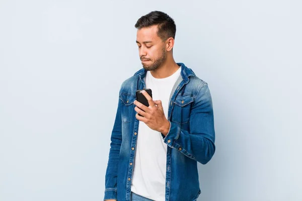 Jovem Sul Asiático Homem Segurando Telefone — Fotografia de Stock