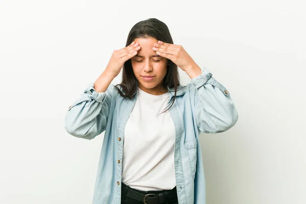 Mujer Hispana Joven Tocando Templos Teniendo Dolor Cabeza — Foto de Stock