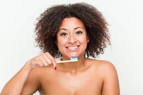 Close Uma Jovem Afro Americana Escovando Dentes Com Uma Escova — Fotografia de Stock