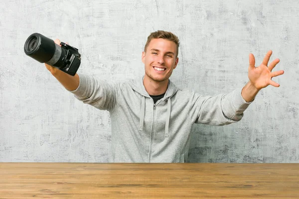 Young Photographer Holding Camera Table Feels Confident Giving Hug Camera — Stock Photo, Image