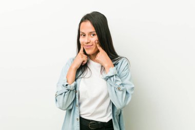 Genç İspanyol kadın iki seçenek arasında şüphe.