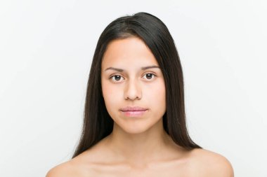 Güzel ve doğal İspanyol Genç kadın yakın