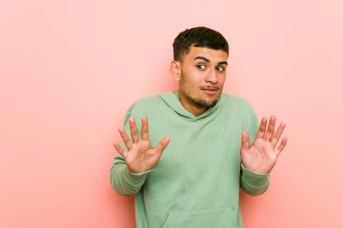 Genç İspanyol sporcu, tiksinti gösteren birini reddediyor..