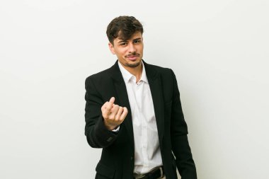 Genç İspanyol iş adamı seni parmağıyla işaret ediyor. Sanki davet ediliyormuşsun gibi..