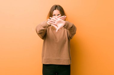 Bir duvara karşı genç otantik karizmatik gerçek insanlar kadın bir inkar jest yapıyor