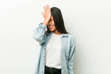 Genç İspanyol kadın bir şey unutmuş, alnına avuç içi ve kapalı gözlerle vuruyor..