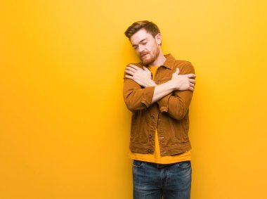 Genç Redhead adam bir sarılmak veren