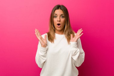 Genç, otantik karizmatik, gerçek bir kadın duvarın karşısında şaşırmış ve şok olmuş..