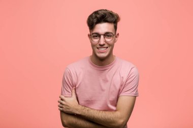 Genç havalı beyaz adam gülüyor ve eğleniyor..