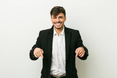 Genç iş adamı parmaklarıyla işaret ediyor, pozitif duygu..