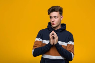 Kapüşonlu genç adam, bir plan yapıyor, bir fikir kuruyor..