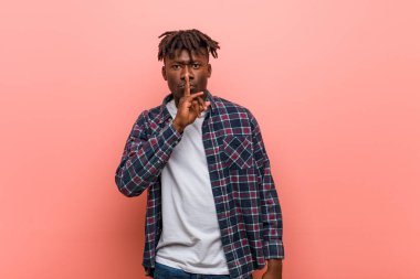 Genç Afrikalı siyahi adam ya sır saklıyor ya da sessizlik istiyor..