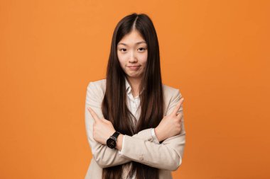 Genç Çinli kadın iki seçenek arasında seçim yapmaya çalışıyor..