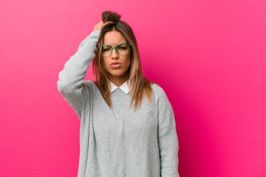 Bir duvara karşı genç otantik karizmatik gerçek insanlar kadın yorgun ve çok uykulu baş el tutmak.